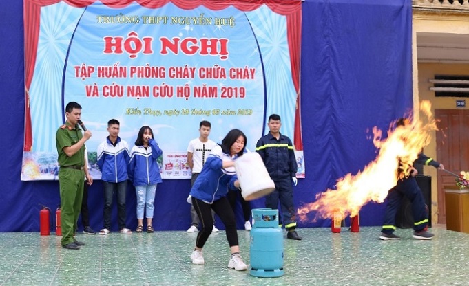 Trang bị kỹ năng thoát nạn trong đám cháy cho học sinh, sinh viên